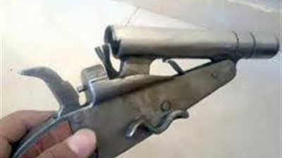 مدرس يطلق النار على نفسه عن طريق الخطأ بسوهاج   