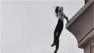 مصرع فتاة سقطت من شرفة منزلها بالزاوية الحمراء.. وأسرتها: اختل توازنها