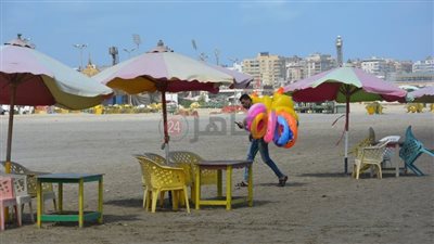 إجراءات إحترازية على شاطئ بورسعيد في الساعات الأولى لافتتاحه.. ومواطنون: 