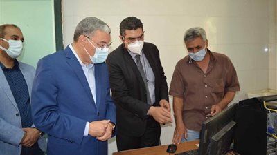 محافظ المنيا يتفقد تنكات أكسجين الصدر ويناشد المواطنين بالتطعيم بلقاح كورونا