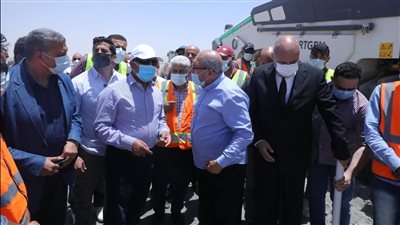 وزير النقل يتابع تنفيذ أعمال محور قوص على النيل استعدادًا لافتتاحه