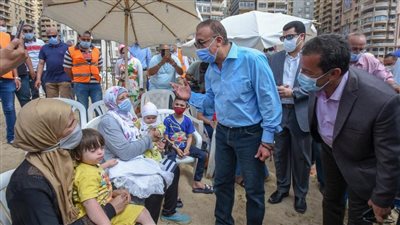 محافظ الإسكندرية يتابع بدء فتح الشواطئ والالتزام بالإجراءات الاحترازية (صور وفيديو)