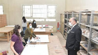 وسط إجراءات احترازية.. رئيس جامعة الأقصر يتفقد سير امتحانات العملي بكلية الفنون الجميلة (صور)