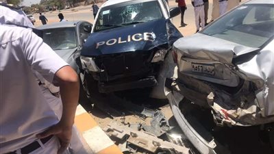 عربة شرطة تصطدم بسيارة مرشح برلماني سابق في قنا (صور)