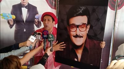  هاني رمزي يحمل صورة سمير غانم في افتتاح مسرحية 