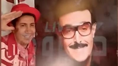 هاني رمزي يقدم التحية لروح الراحل سمير غانم قبل بدء مسرحيته 