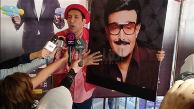 هاني رمزي يهدي مسرحية 