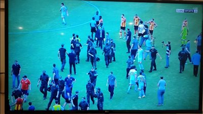 اشتباكات في مباراة الترجي وشباب بلوزداد الجزائري والأمن يتدخل 