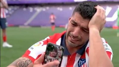 سواريز يدخل في نوبة بكاء أثناء احتفاله بلقب الليجا مع عائلته (فيديو)