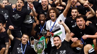 عمرو وردة يدعم فلسطين بعد التتويج بكأس اليونان (صور)