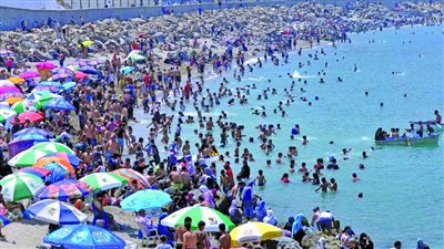 محافظ الإسكندرية: غرامة فورية لمن يخالف تطبيق الإجراءات الاحترازية على الشواطئ