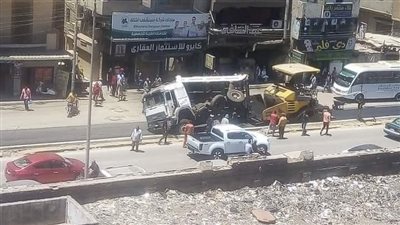 انقلاب سيارة نقل محملة بمواد رصف على طريق المحلة (صور)