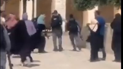 مستوطنون إسرائيليون يقتحمون المسجد الأقصى لإبعاد الفلسطينيين (فيديو)
