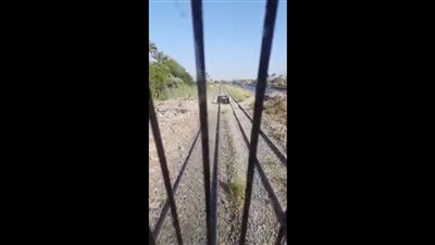 توكتوك يعترض مسير قطار الصعيد.. وقائد الرحلة يمنع وقوع كارثة (فيديو)