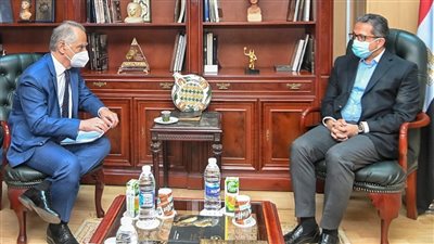 وزير السياحة يلتقي السفير اليوناني لبحث التعاون المشترك بين البلدين في القطاع