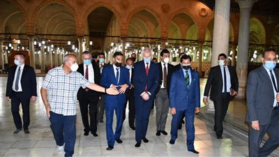 وزير الشباب والرياضة الروسي في جولة سياحية بمجمع الأديان (صور)