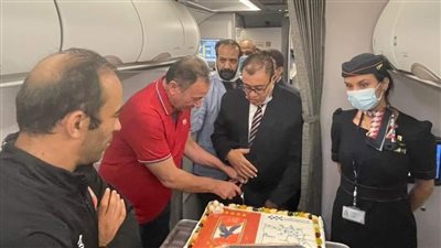 مطار أسوان يحتفل بالنادي الأهلي بتورتة قبل السفر للدوحة 