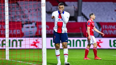 مبابي يعلن موقفه النهائي بشأن الاستمرار مع باريس سان جيرمان