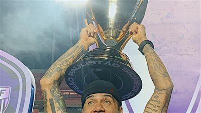 بعد حصد بطولة مع ساو باولو.. داني ألفيش يحطم رقما قياسيا جديدا