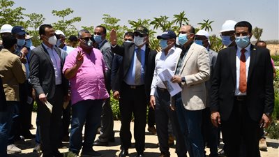 وزير الإسكان يتفقد مشروع الحدائق المركزية 