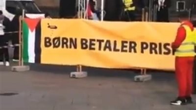 دنماركي يفاجئ برلمان بلاده بـ67 تابوتًا عليها أسماء شهداء فلسطين (فيديو)