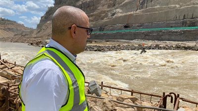 وزير الإسكان يتفقد مشروع سد ومحطة توليد الطاقة في تنزانيا (فيديو)