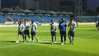 لاعبو الزمالك يلتقطون صورًا تذكارية مع مشجع الزمالك 