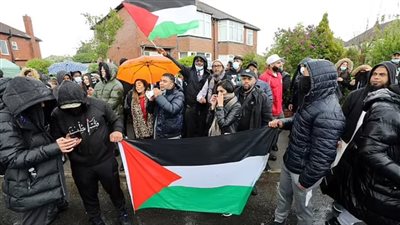 مدير مدرسة يصف العلم الفلسطيني بـ