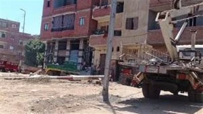 تحرك عاجل لنقل عمود إنارة تمت زراعته وسط الطريق العام بالقنايات في الشرقية (صور)