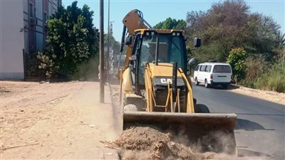 محافظ أسوان يتابع أنشطة المراكز والمدن في رفع التراكمات وإزالة الإشغالات