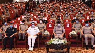 وزير الدفاع يشهد مناقشة البحث الرئيسي لإدارة الشئون المعنوية للقوات المسلحة 