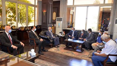 محافظ الأقصر يلتقي رئيس وفد الاتحاد الأوروبي لدى مصر لبحث التعاون