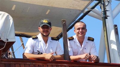 القاطرة سلام 6 ترافق السفينة التاريخية 