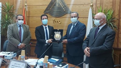 تقديرًا لجهوده في مقر العبور: مجلس جامعة بنها يكرم الدكتور كريم الدش
