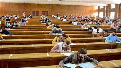 بنموت وإحنا بنمتحن.. طلاب جامعة حلوان يستغيثون بسبب انعدام التهوية بلجان الامتحانات