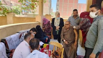 تطعيم المسنين بدور الرعاية بلقاح كورونا في قنا