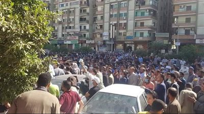 دون إجراءات احترازية.. تكدس وازدحام مئات المواطنين أمام مستشفى الصدر بأسيوط