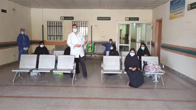 تعافي وخروج 8 مصابين بفيروس كورونا من مستشفى قفط التعليمي بقنا