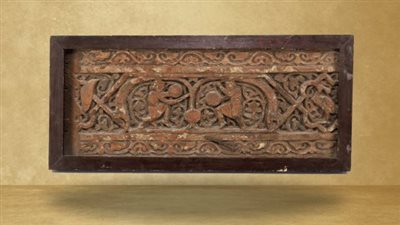 متحف الفن الإسلامي يعرض لوحًا من الخشب يضم منحوتات آدمية