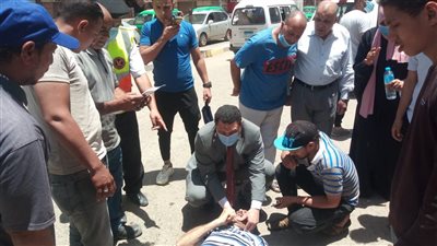 الصدفة تقود وكيل صحة المنوفية لإنقاذ شاب ابتلع لسانه في الشارع (صور) 