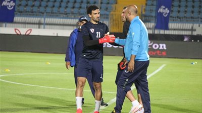 عواد يصافح حراس الإسماعيلي قبل انطلاق المباراة 