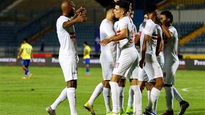 رئيس وأعضاء الزمالك يهنئون اللاعبين داخل غرف الملابس بعد الفوز على الإسماعيلي