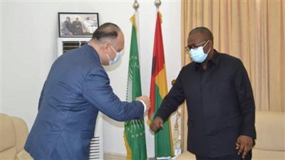 الخارجية تهدي غينيا بيساو مجموعة من أجهزة الحاسب الآلي المكتبية والمحمولة