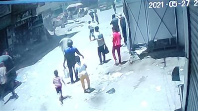 علقة موت من الأهالي لسائق بعد دهس 4 أشخاص تحت تأثير المخدرات بأرض اللواء (فيديو) 