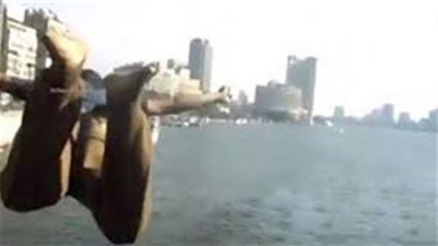 إنقاذ عامل القى بنفسه من أعلي كوبري على النيل بسوهاج لمعاناته من مرض نفسي     