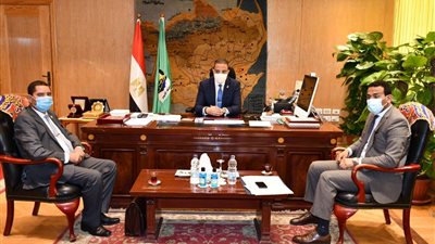 محافظ الفيوم ووفد الهيئة القومية للاستشعار عن بُعد يبحثان التعاون المشترك