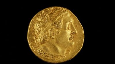 متحف الآثار بمكتبة الإسكندرية يعرض عملة ذهبية عليها 