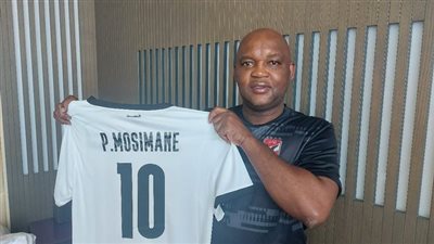 السد القطري يكرم موسيماني ويمنحه قميص الفريق عقب التتويج بلقب السوبر الإفريقي