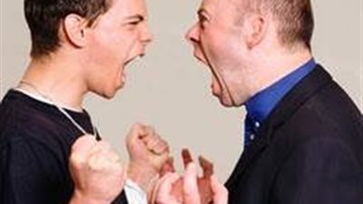 أزمة بين أب وابنه على السوشيال ميديا.. اتهامات متبادلة بالجحود والعقوق