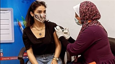 روجينا تتلقى الجرعة الأولى من لقاح فيروس كورونا